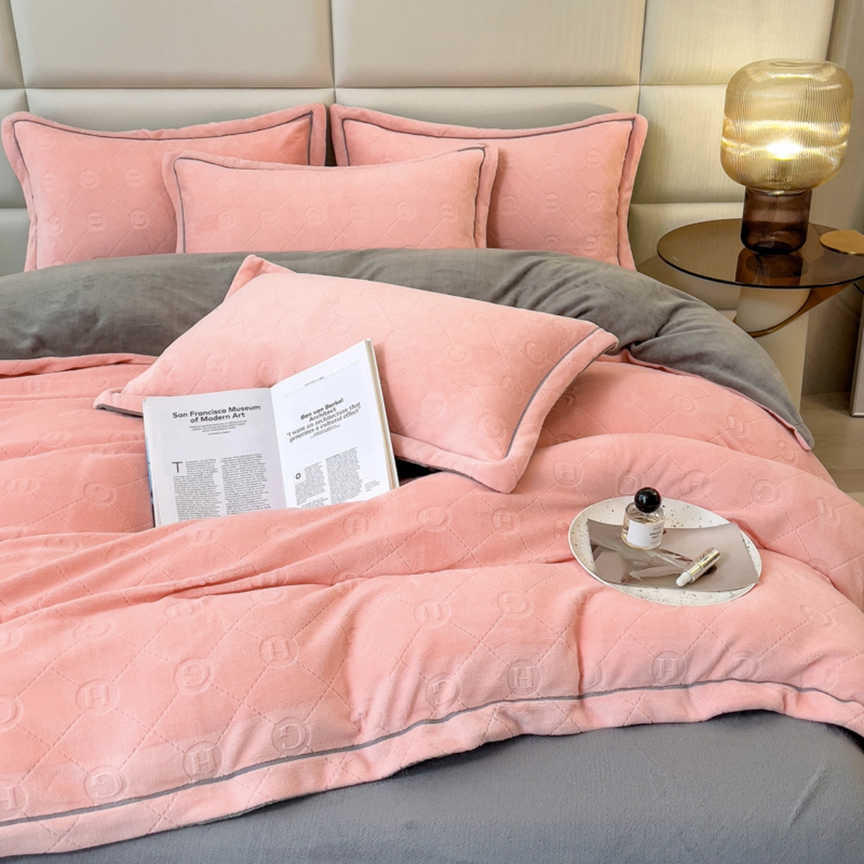 91家纺网 家纺一手货源 找家纺 印季家纺 2025新款HG剪花一字绣牛奶绒四件套 嫩粉-马丁灰