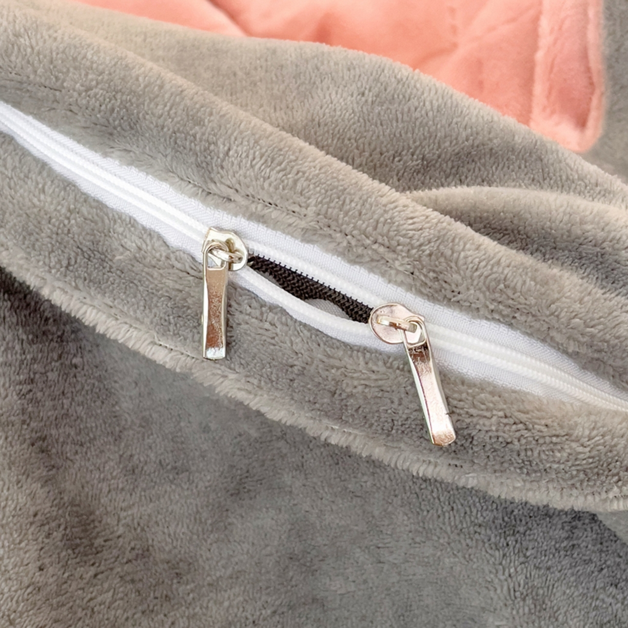 91家纺网 家纺一手货源 找家纺 印季家纺 2025新款HG剪花一字绣牛奶绒四件套 豆沙-马丁灰