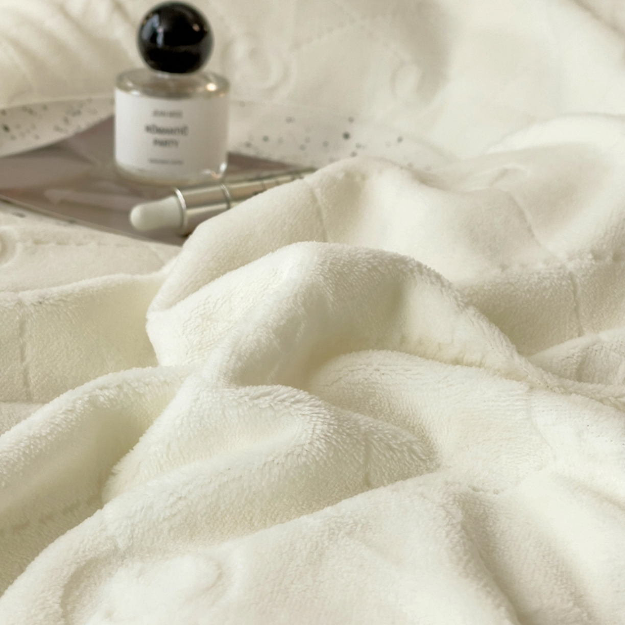 91家纺网 家纺一手货源 找家纺 印季家纺 2025新款HG剪花一字绣牛奶绒四件套 奶白