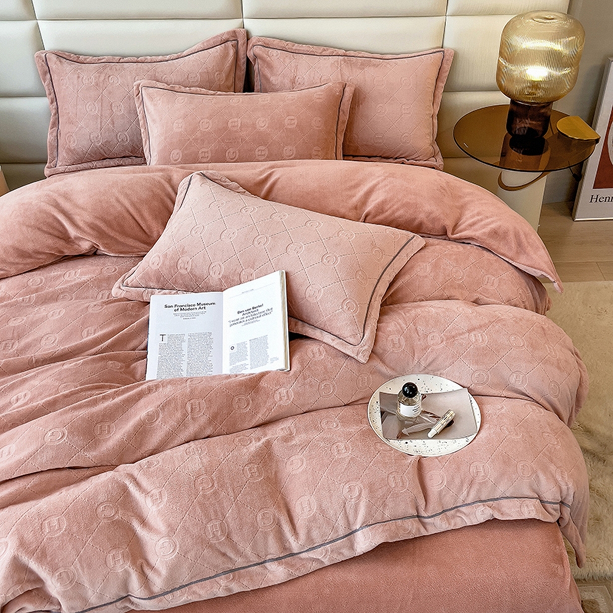 91家纺网 家纺一手货源 找家纺 印季家纺 2025新款HG剪花一字绣牛奶绒四件套 豆沙