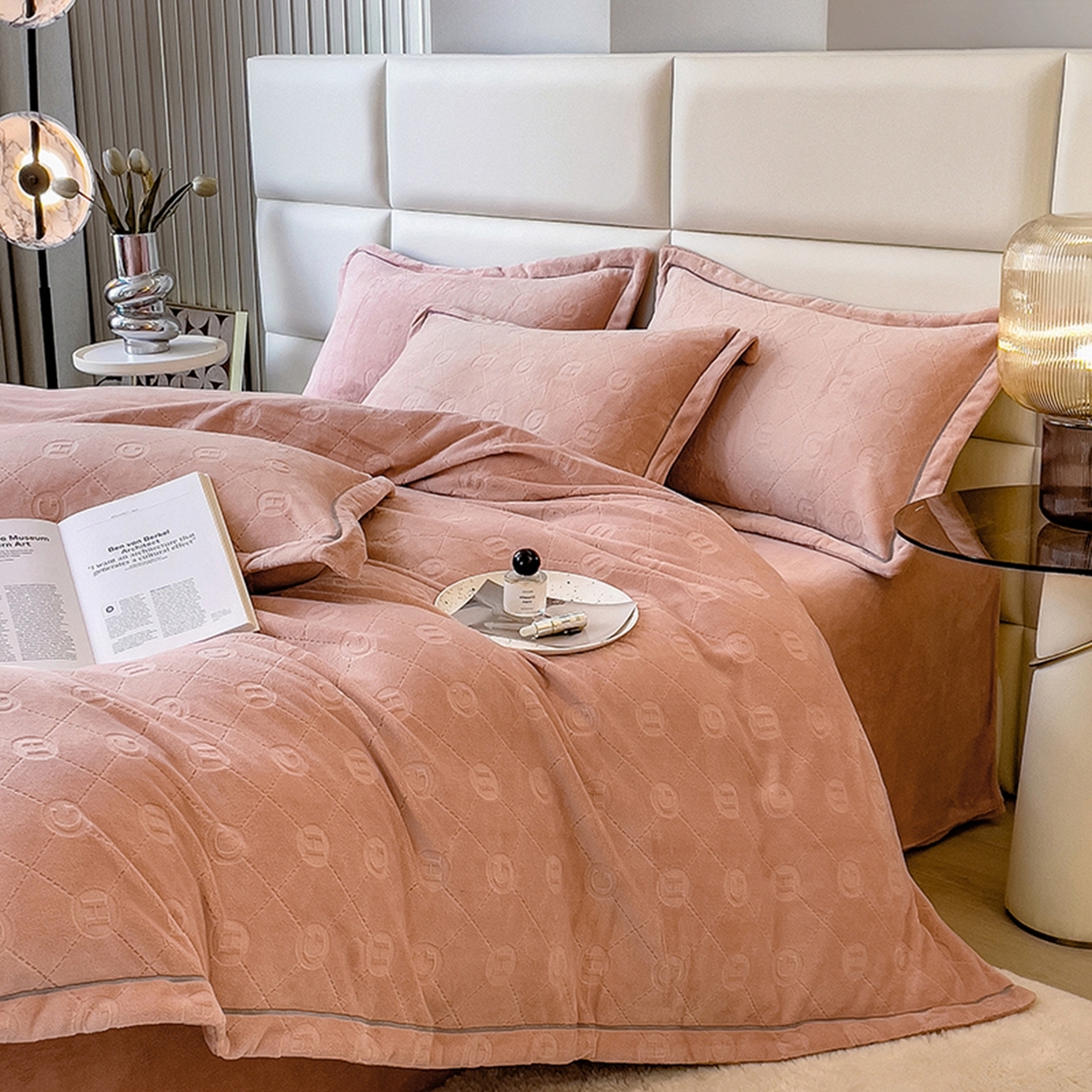 91家纺网 家纺一手货源 找家纺 印季家纺 2025新款HG剪花一字绣牛奶绒四件套 豆沙