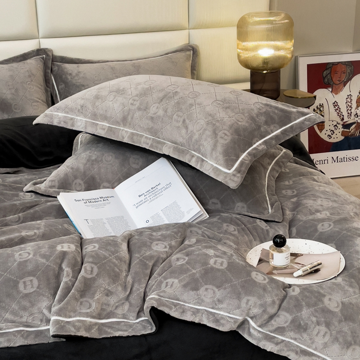 91家纺网 家纺一手货源 找家纺 印季家纺 2025新款HG剪花一字绣牛奶绒四件套 马丁灰-深灰