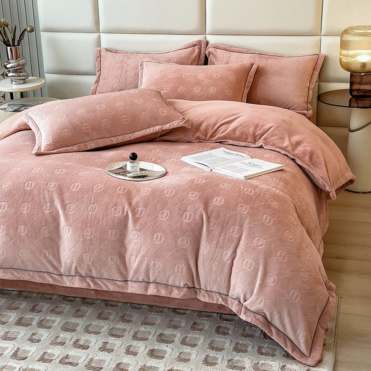 91家纺网 家纺一手货源 找家纺 印季家纺 2025新款HG剪花一字绣牛奶绒四件套 豆沙