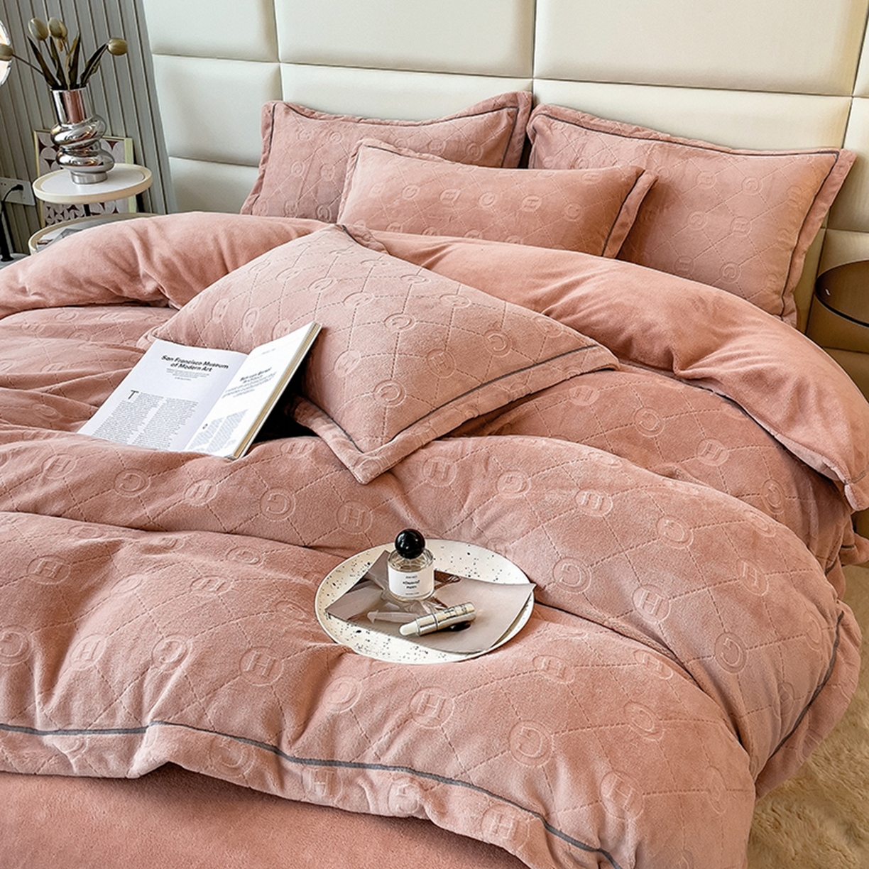 91家纺网 家纺一手货源 找家纺 印季家纺 2025新款HG剪花一字绣牛奶绒四件套 豆沙