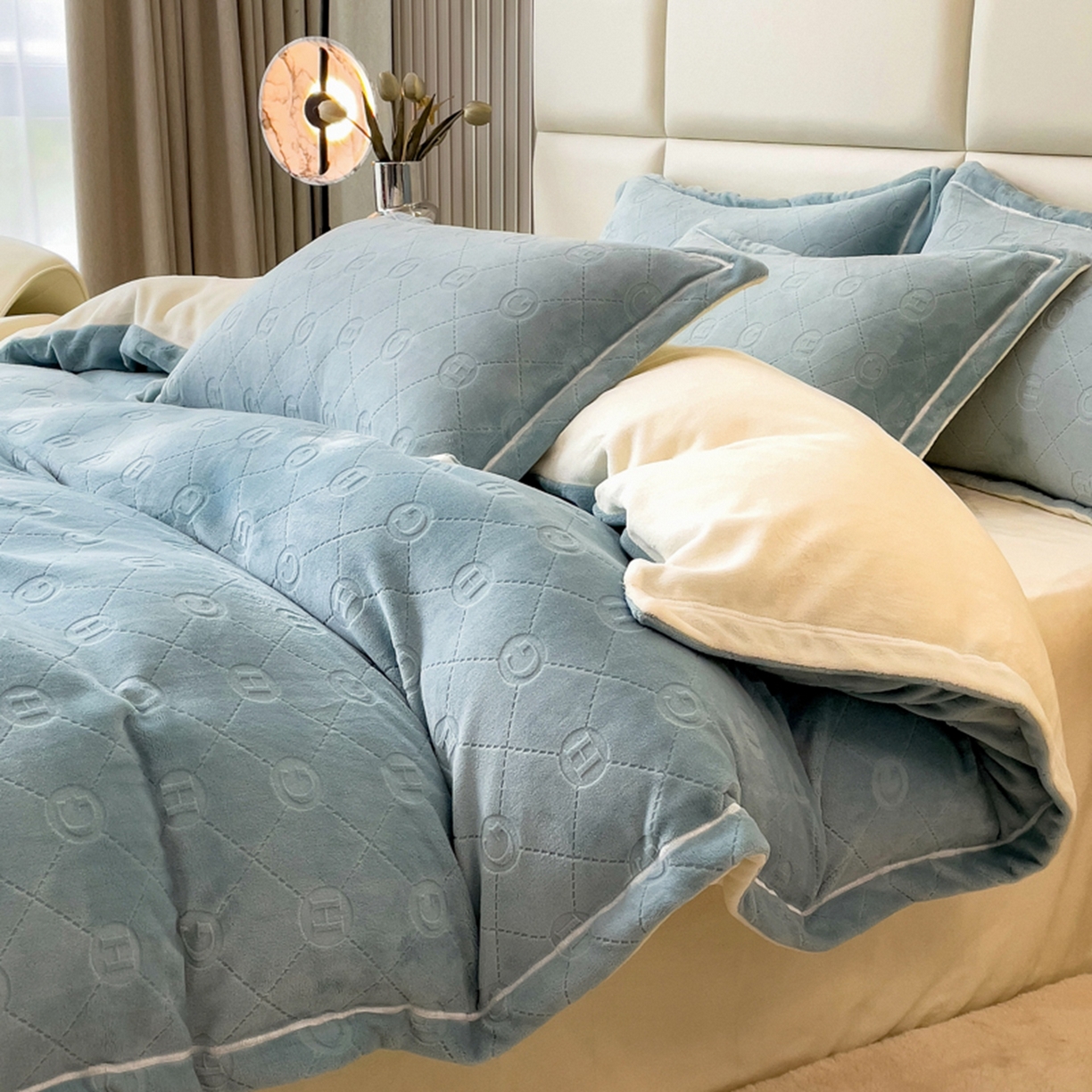 91家纺网 家纺一手货源 找家纺 印季家纺 2025新款HG剪花一字绣牛奶绒四件套 繁星兰-奶白