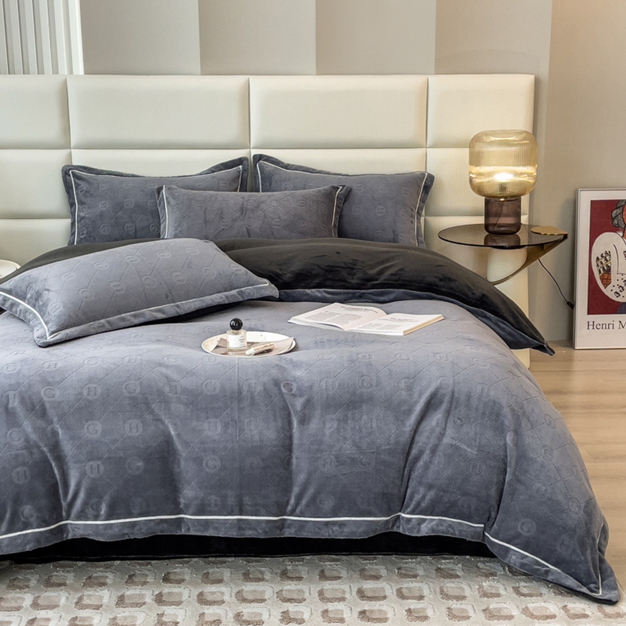 91家纺网 家纺一手货源 找家纺 印季家纺 2025新款HG剪花一字绣牛奶绒四件套 紫灰-深灰