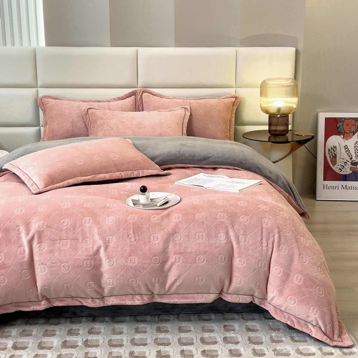 91家纺网 家纺一手货源 找家纺 印季家纺 2025新款HG剪花一字绣牛奶绒四件套 豆沙-马丁灰