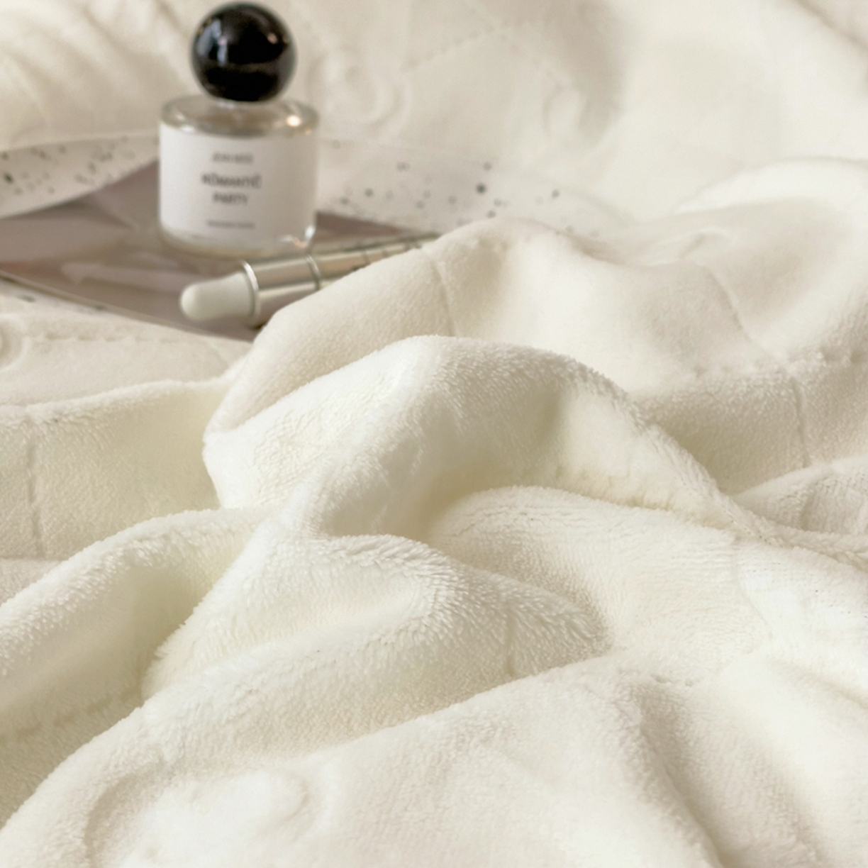 91家纺网 家纺一手货源 找家纺 印季家纺 2025新款HG剪花一字绣牛奶绒四件套 奶白-繁星兰