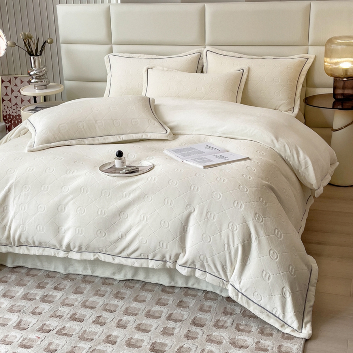 91家纺网 家纺一手货源 找家纺 印季家纺 2025新款HG剪花一字绣牛奶绒四件套 奶白