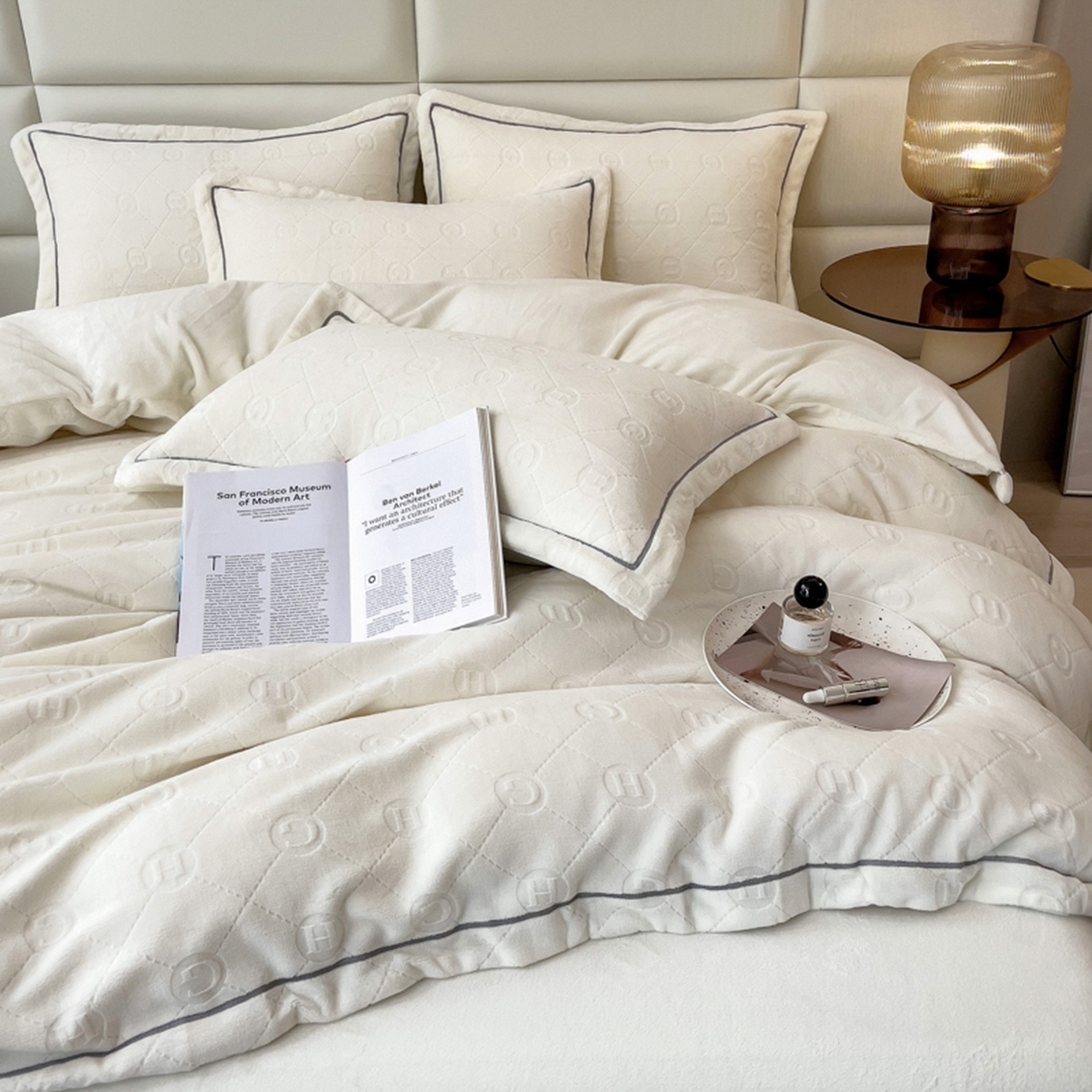 91家纺网 家纺一手货源 找家纺 印季家纺 2025新款HG剪花一字绣牛奶绒四件套 奶白