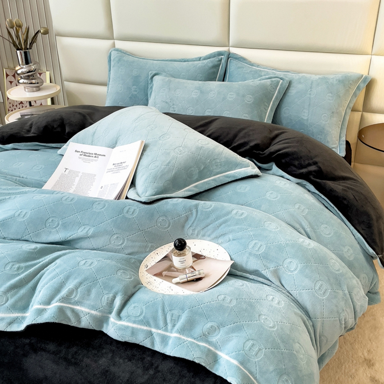 91家纺网 家纺一手货源 找家纺 印季家纺 2025新款HG剪花一字绣牛奶绒四件套 繁星蓝-深灰