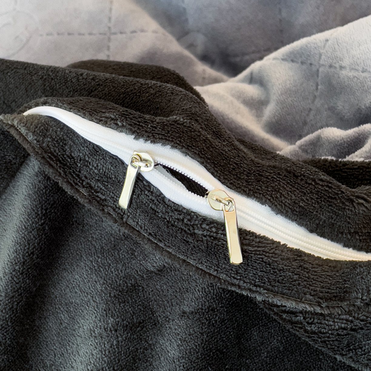 91家纺网 家纺一手货源 找家纺 印季家纺 2025新款HG剪花一字绣牛奶绒四件套 紫灰-深灰