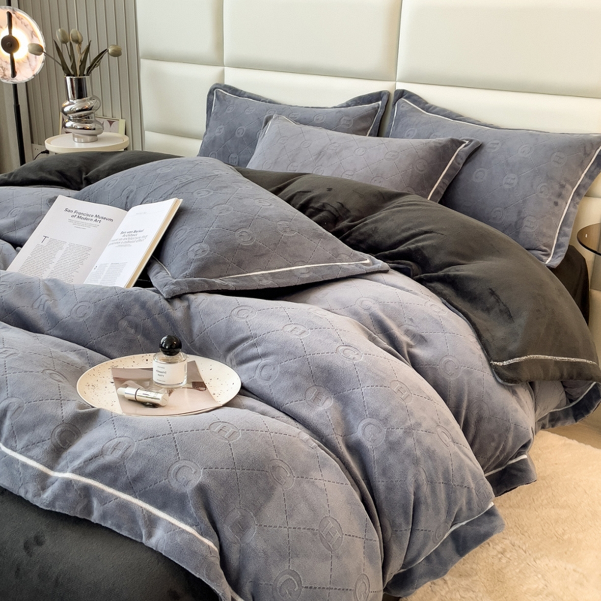 91家纺网 家纺一手货源 找家纺 印季家纺 2025新款HG剪花一字绣牛奶绒四件套 紫灰-深灰