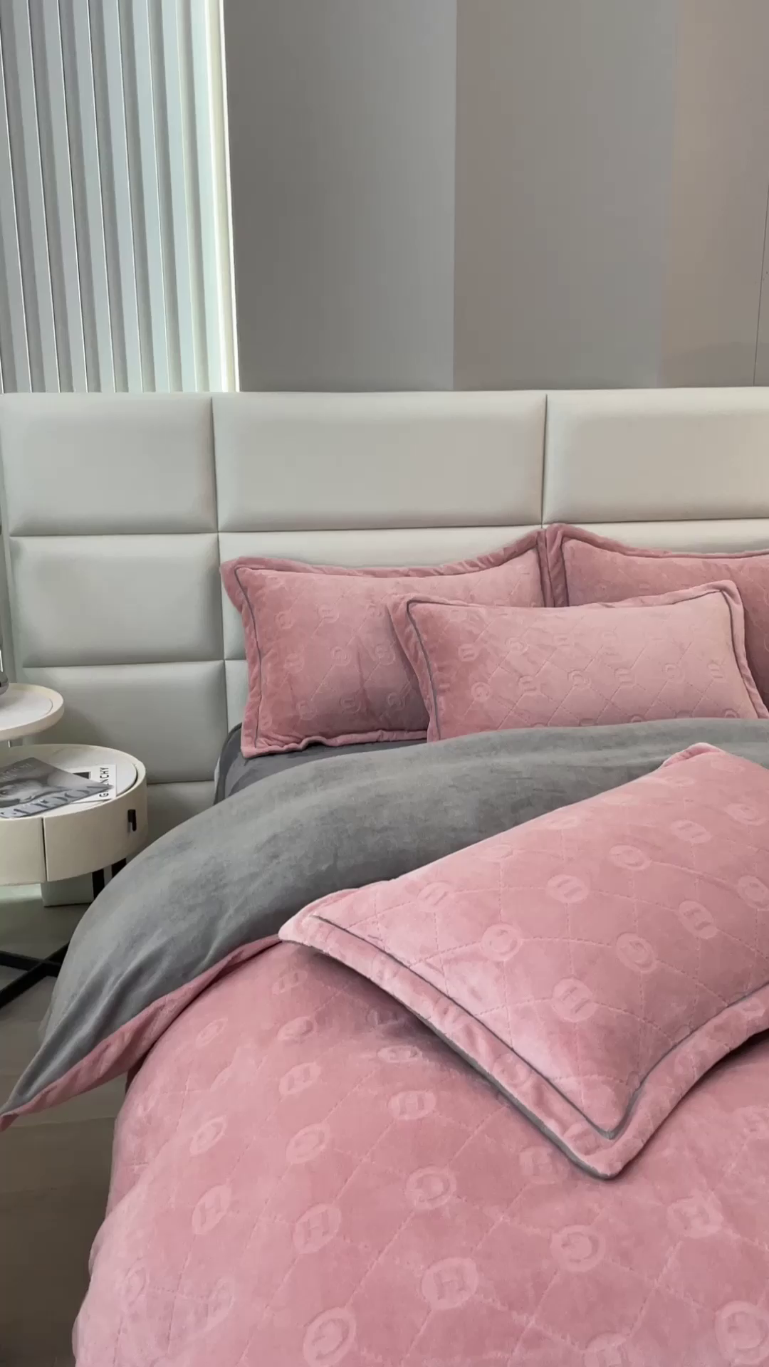 91家纺网 家纺一手货源 找家纺 印季家纺 2025新款HG剪花一字绣牛奶绒四件套 豆沙-马丁灰