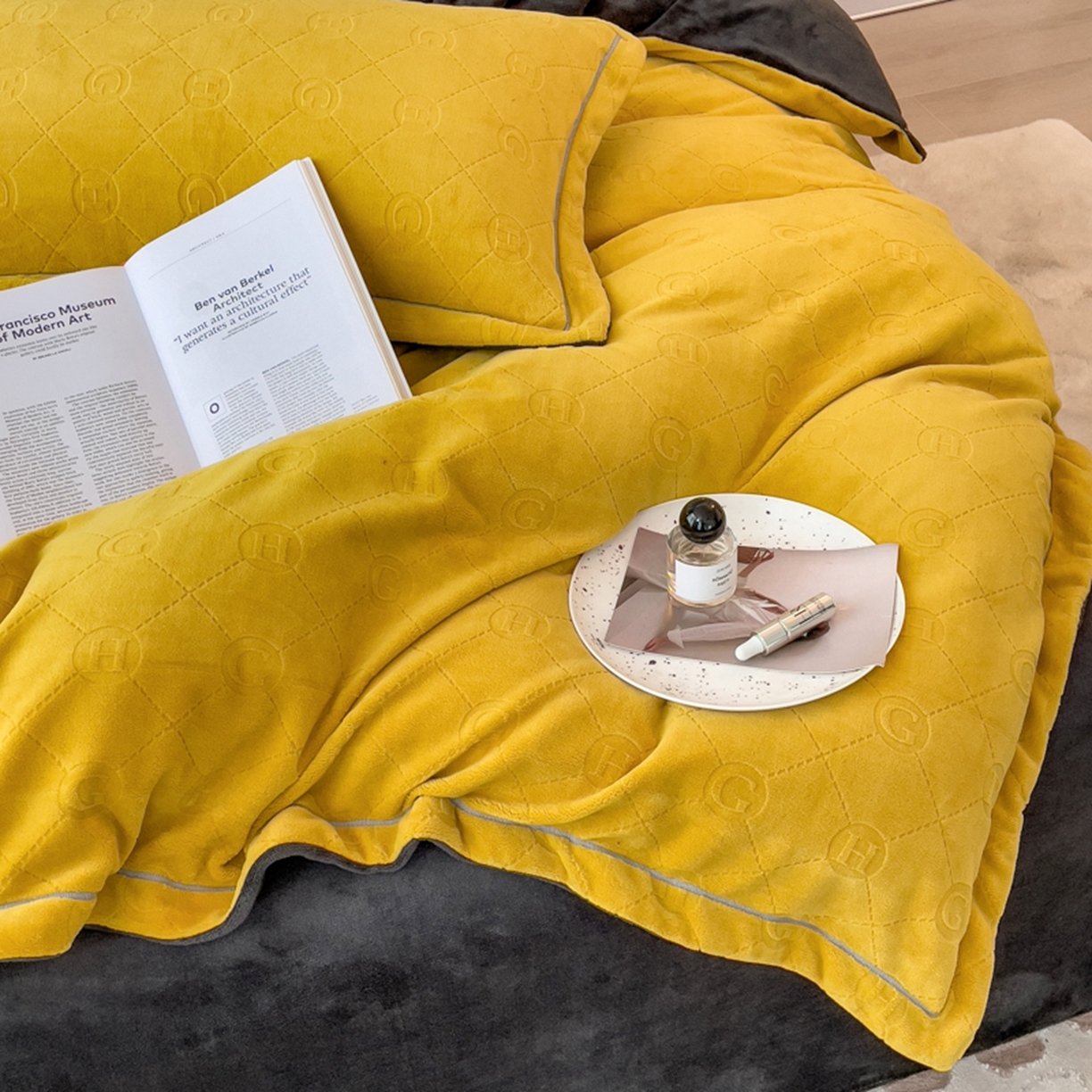 91家纺网 家纺一手货源 找家纺 印季家纺 2025新款HG剪花一字绣牛奶绒四件套 亮黄-深灰