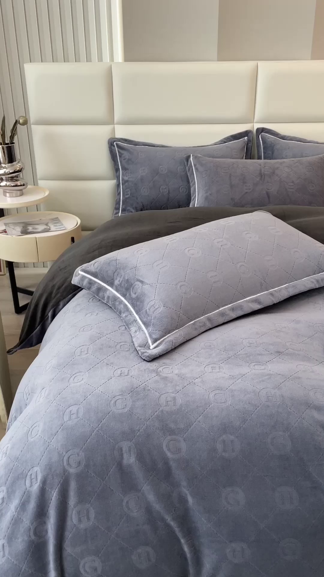 91家纺网 家纺一手货源 找家纺 印季家纺 2025新款HG剪花一字绣牛奶绒四件套 马丁灰-深灰