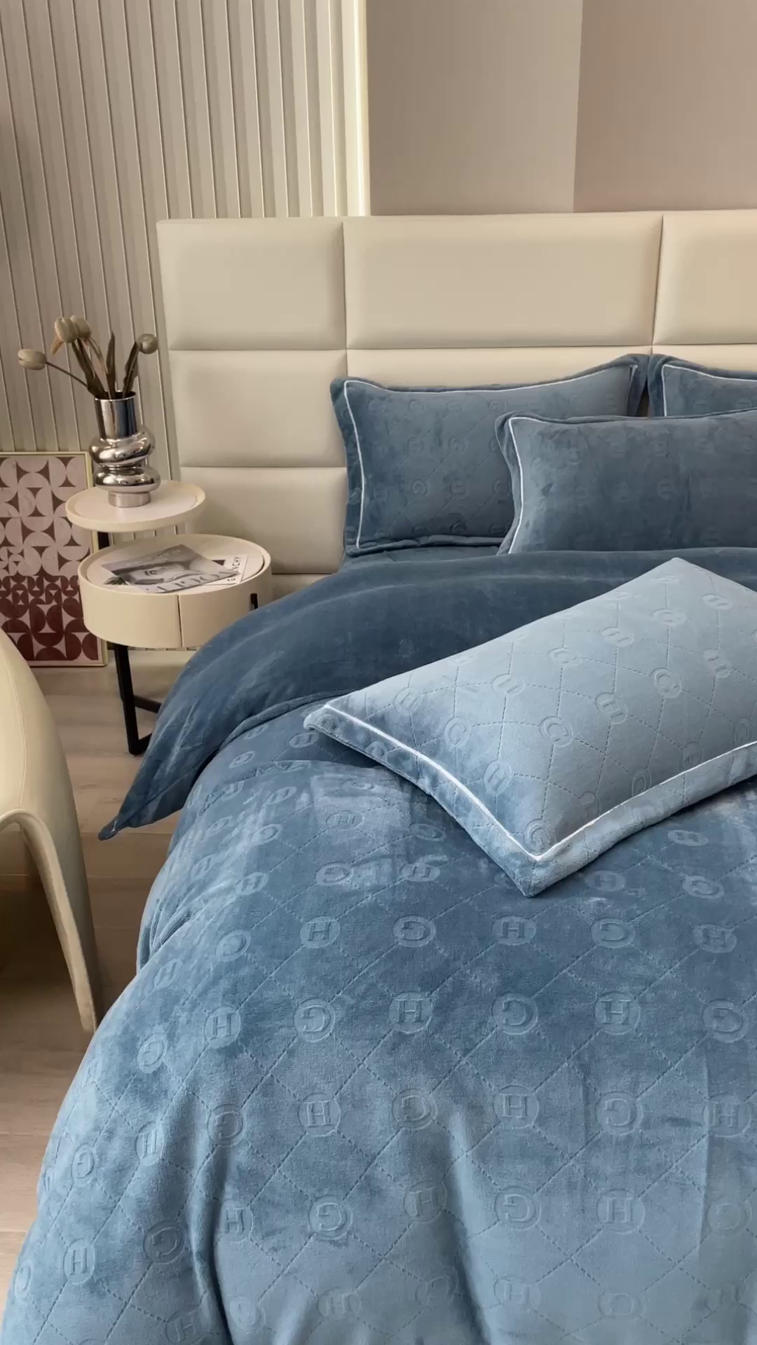 91家纺网 家纺一手货源 找家纺 印季家纺 2025新款HG剪花一字绣牛奶绒四件套 蓝灰