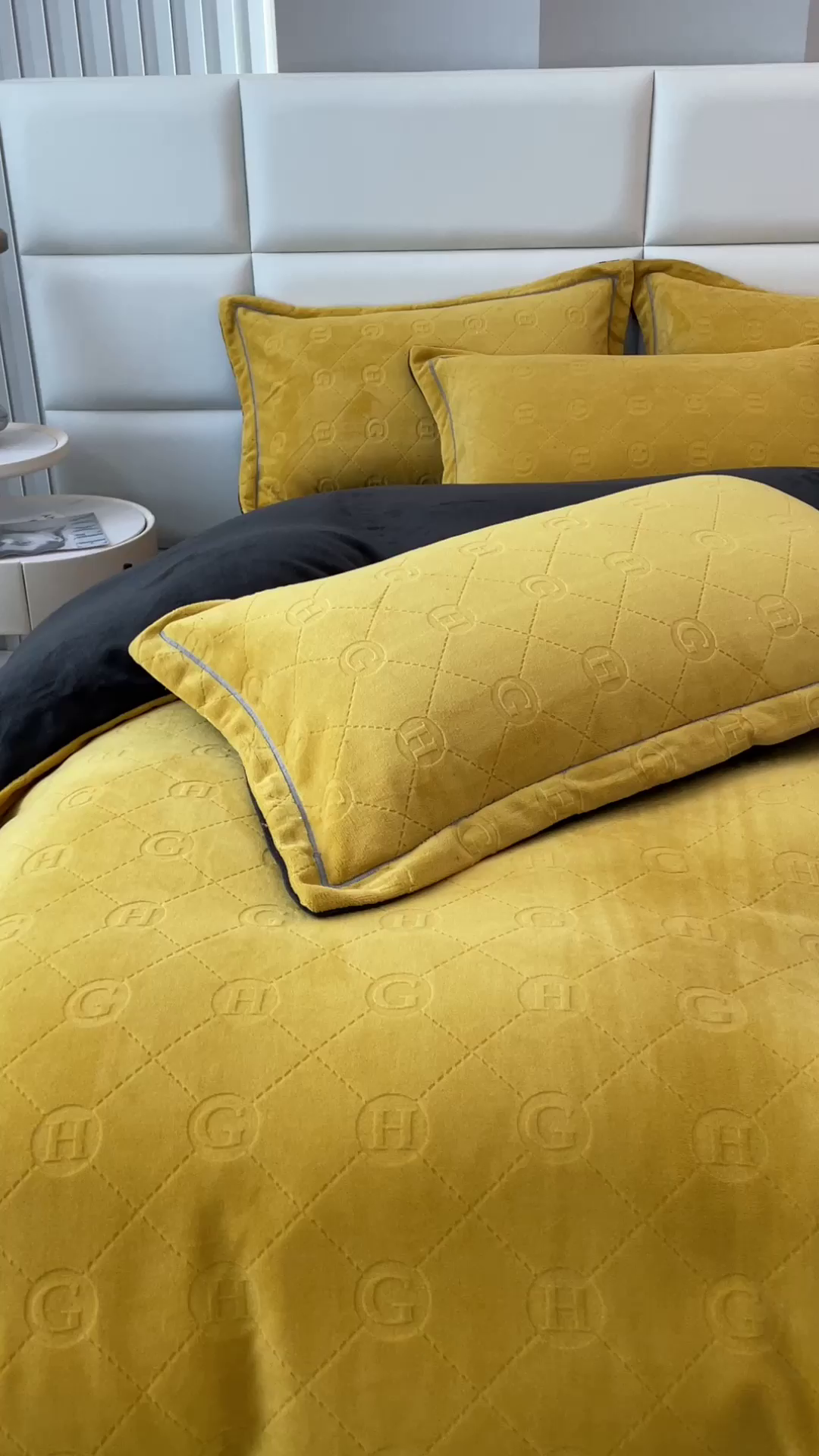 91家纺网 家纺一手货源 找家纺 印季家纺 2025新款HG剪花一字绣牛奶绒四件套 亮黄-深灰