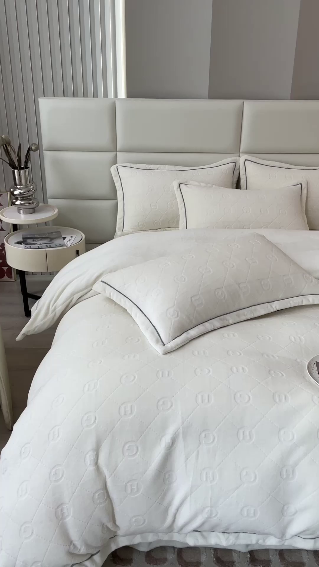 91家纺网 家纺一手货源 找家纺 印季家纺 2025新款HG剪花一字绣牛奶绒四件套 奶白