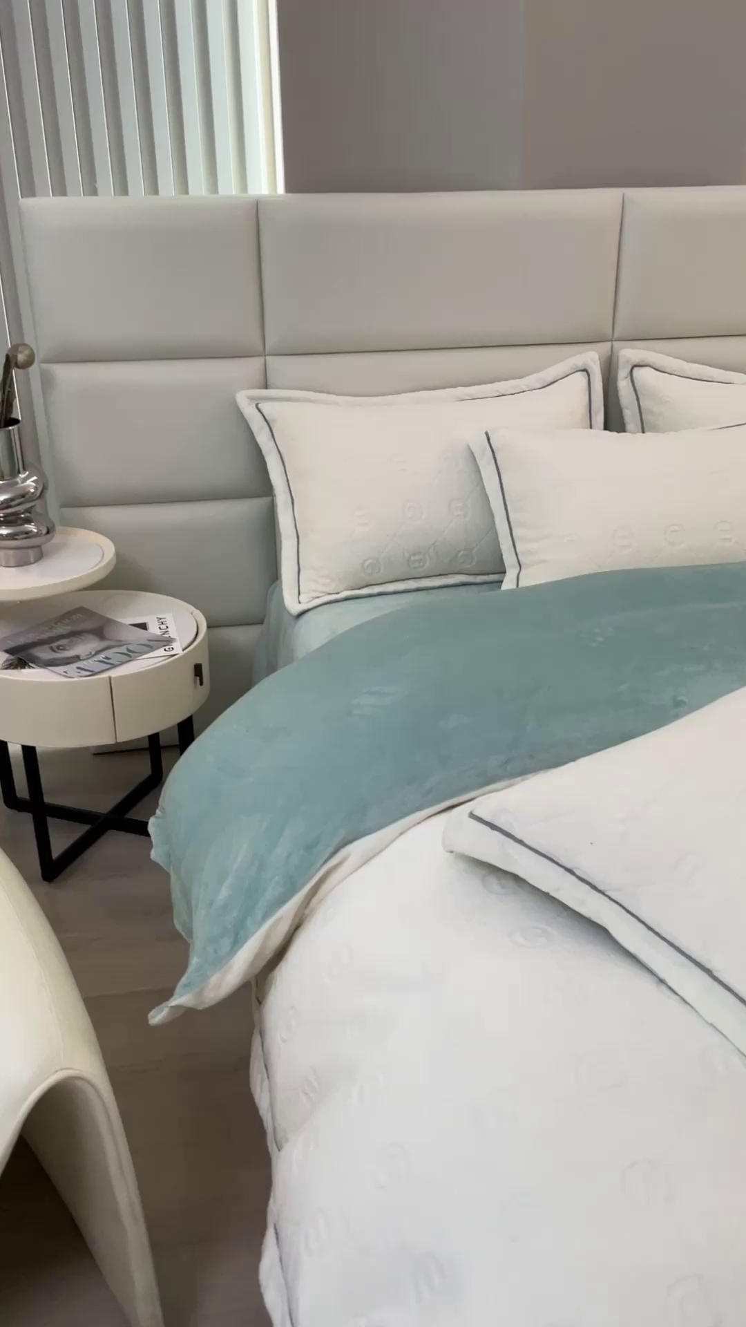 91家纺网 家纺一手货源 找家纺 印季家纺 2025新款HG剪花一字绣牛奶绒四件套 奶白-繁星兰