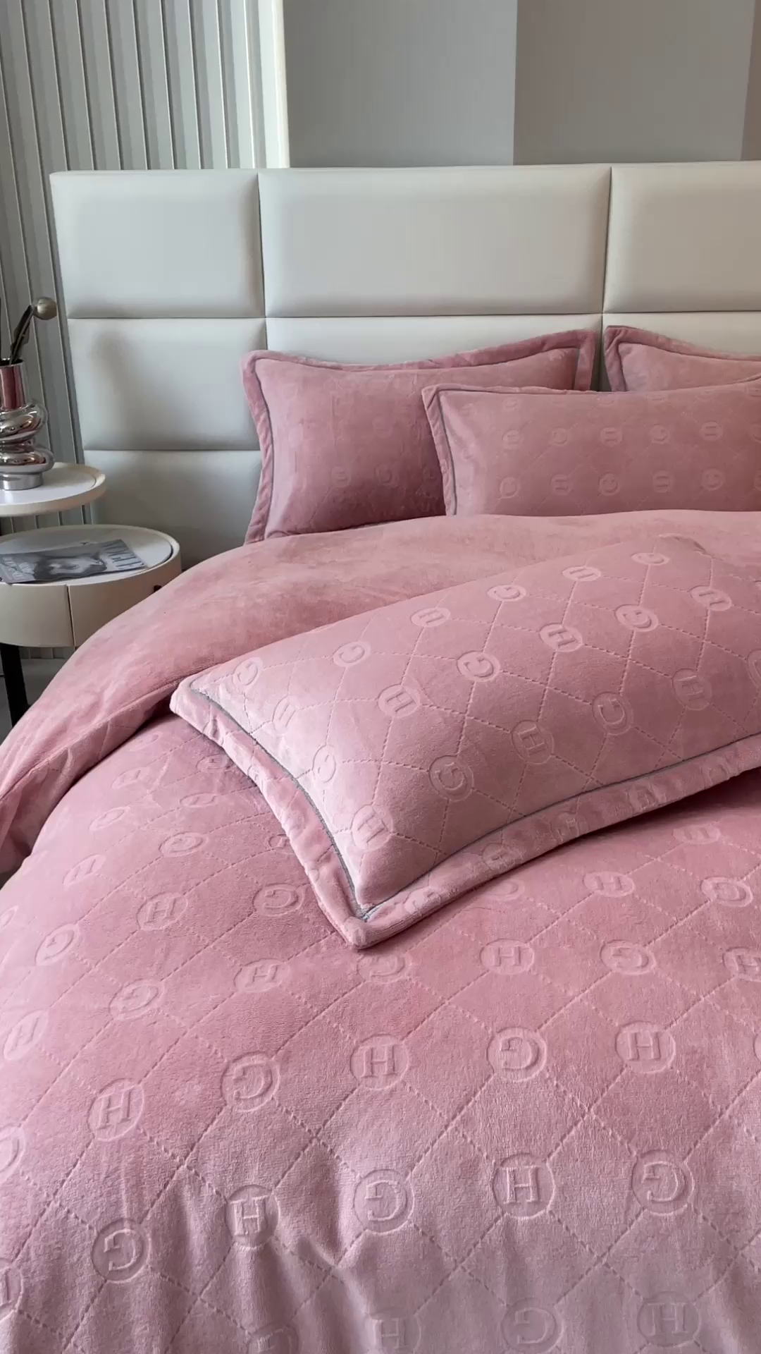 91家纺网 家纺一手货源 找家纺 印季家纺 2025新款HG剪花一字绣牛奶绒四件套 豆沙