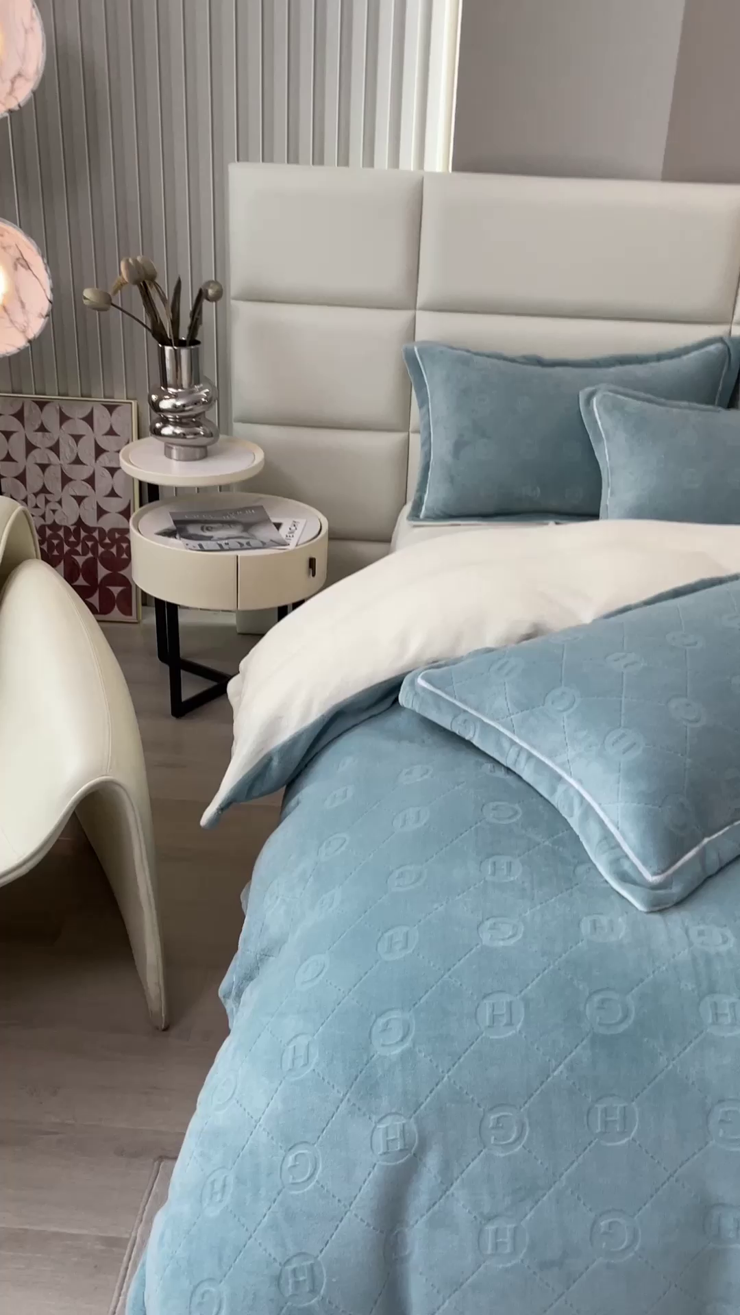 91家纺网 家纺一手货源 找家纺 印季家纺 2025新款HG剪花一字绣牛奶绒四件套 繁星兰-奶白