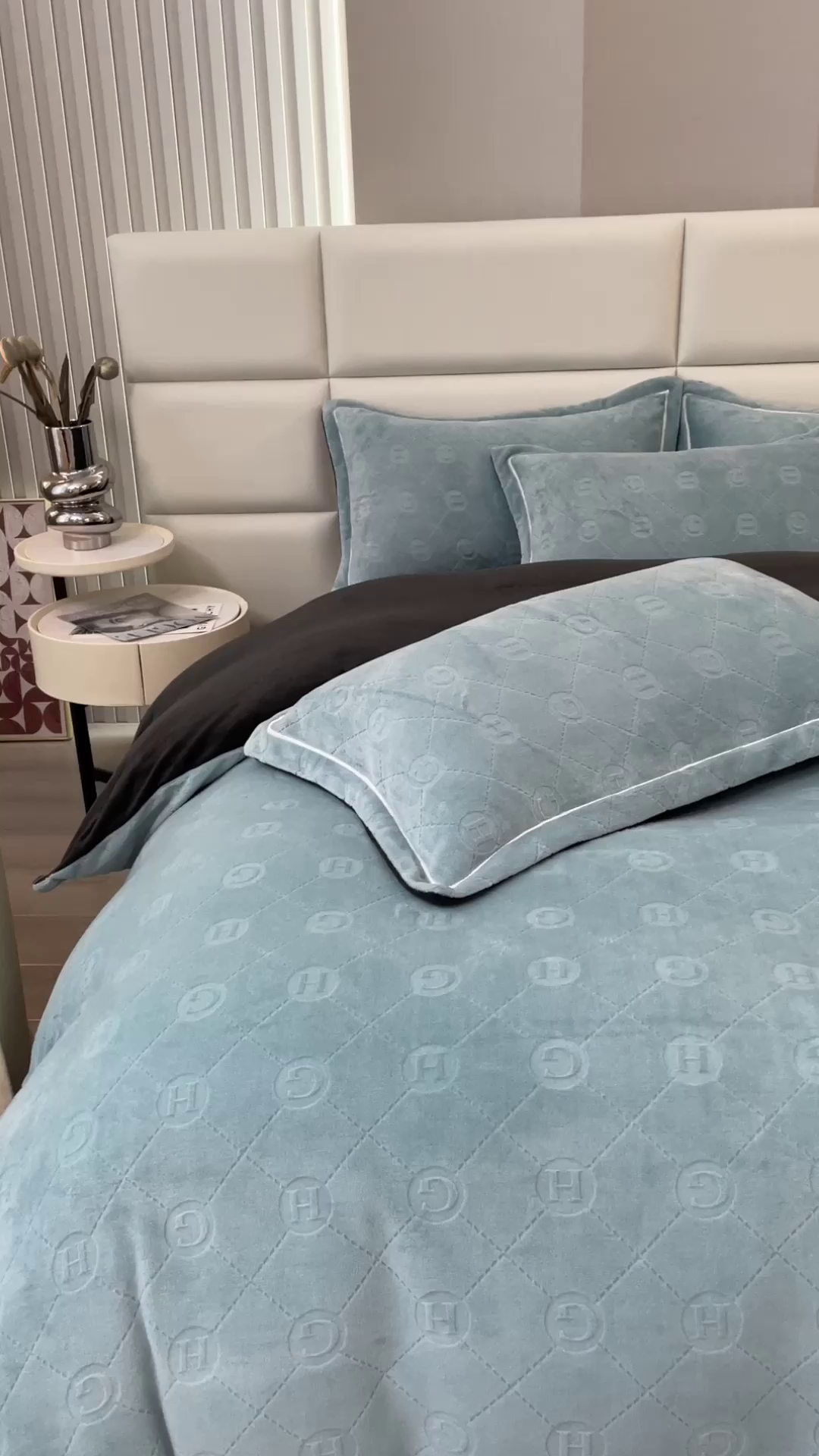 91家纺网 家纺一手货源 找家纺 印季家纺 2025新款HG剪花一字绣牛奶绒四件套 繁星蓝-深灰