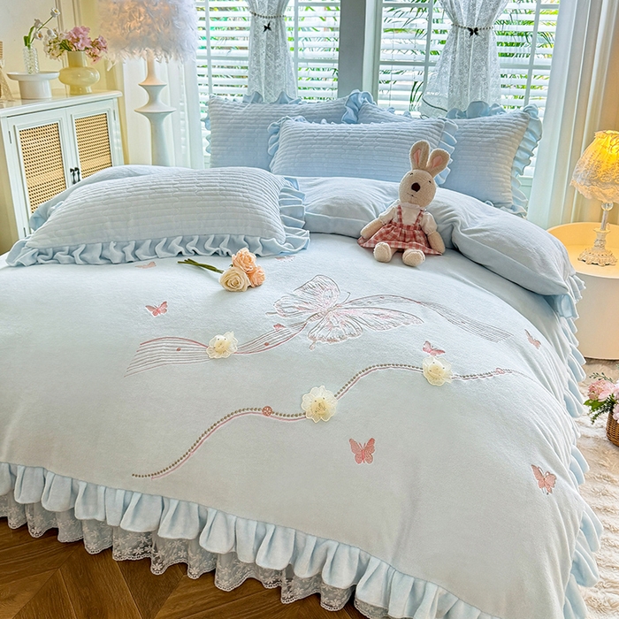 91家纺网 家纺一手货源 找家纺 （总）唐人居 2025新款高克重牛奶绒花边夹棉四件套-蝴蝶纷飞