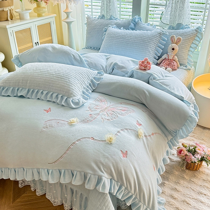 91家纺网 家纺一手货源 找家纺 （总）唐人居 2025新款高克重牛奶绒花边夹棉四件套-蝴蝶纷飞