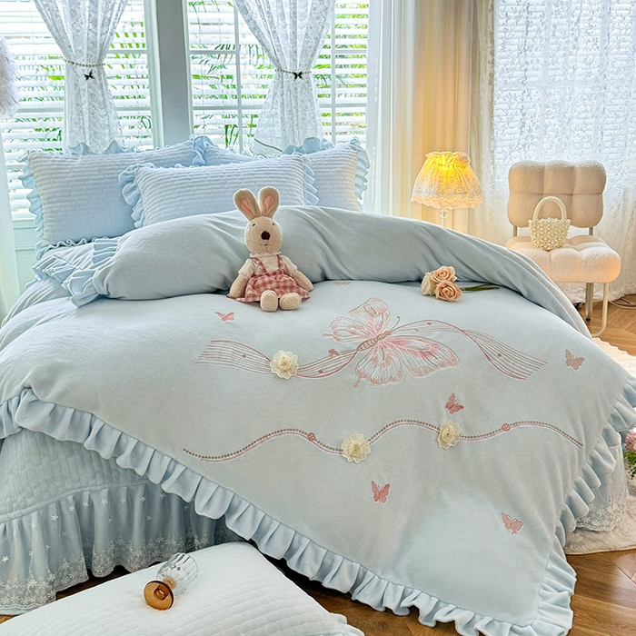 91家纺网 家纺一手货源 找家纺 （总）唐人居 2025新款高克重牛奶绒花边夹棉四件套-蝴蝶纷飞