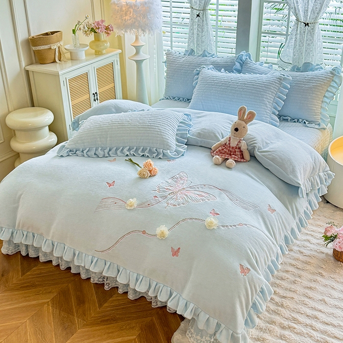 91家纺网 家纺一手货源 找家纺 （总）唐人居 2025新款高克重牛奶绒花边夹棉四件套-蝴蝶纷飞