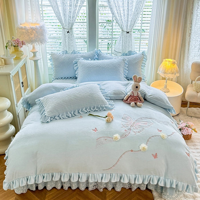 91家纺网 家纺一手货源 找家纺 （总）唐人居 2025新款高克重牛奶绒花边夹棉四件套-蝴蝶纷飞