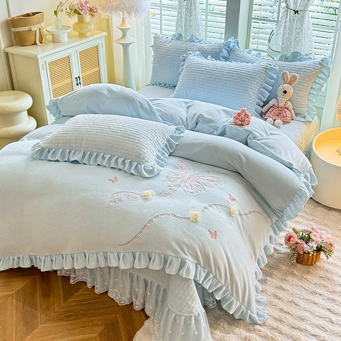 91家纺网 家纺一手货源 找家纺 唐人居 2025新款高克重牛奶绒花边夹棉四件套-蝴蝶纷飞 蝴蝶纷飞-浅蓝