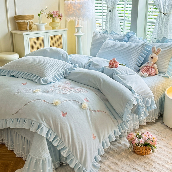 91家纺网 家纺一手货源 找家纺 唐人居 2025新款高克重牛奶绒花边夹棉四件套-蝴蝶纷飞 蝴蝶纷飞-浅蓝