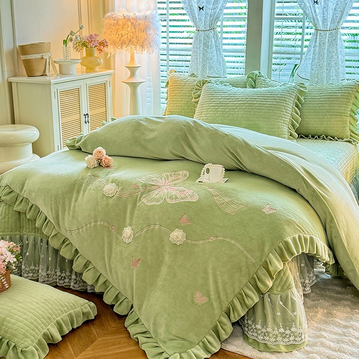 91家纺网 家纺一手货源 找家纺 唐人居 2025新款高克重牛奶绒花边夹棉四件套-蝴蝶纷飞 蝴蝶纷飞-草绿