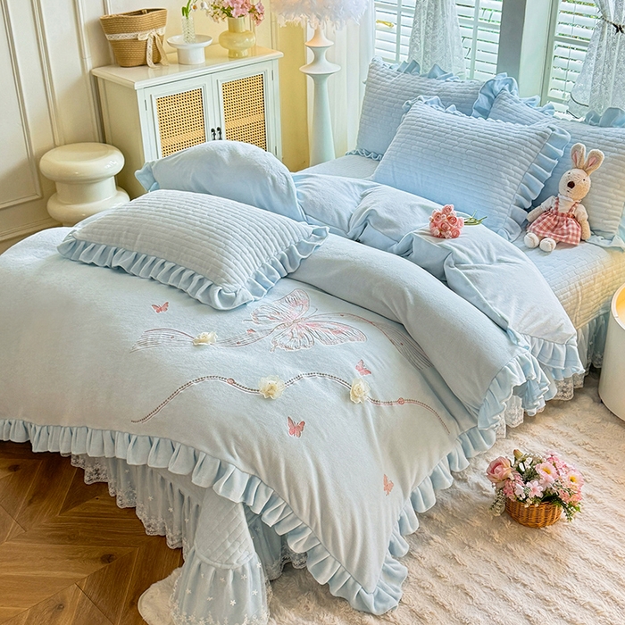 91家纺网 家纺一手货源 找家纺 唐人居 2025新款高克重牛奶绒花边夹棉四件套-蝴蝶纷飞 蝴蝶纷飞-浅蓝