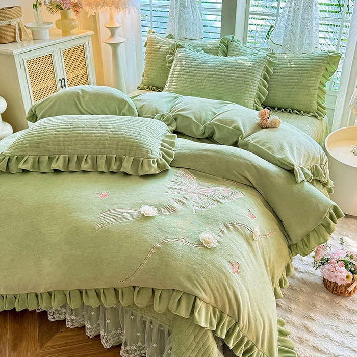 91家纺网 家纺一手货源 找家纺 唐人居 2025新款高克重牛奶绒花边夹棉四件套-蝴蝶纷飞 蝴蝶纷飞-草绿