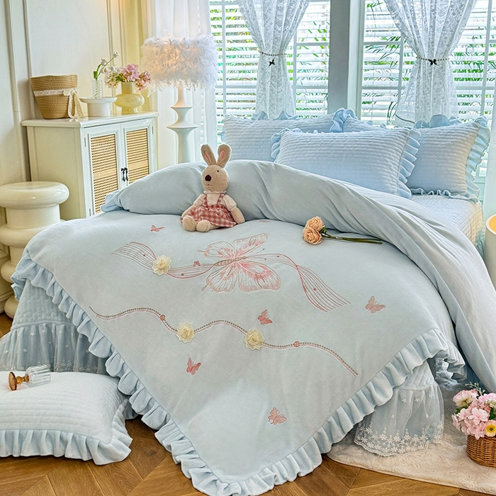 91家纺网 家纺一手货源 找家纺 唐人居 2025新款高克重牛奶绒花边夹棉四件套-蝴蝶纷飞 蝴蝶纷飞-浅蓝