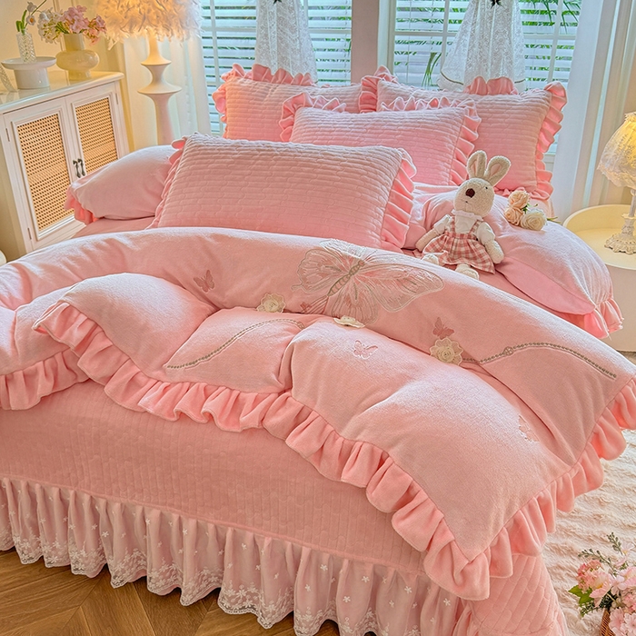 91家纺网 家纺一手货源 找家纺 唐人居 2025新款高克重牛奶绒花边夹棉四件套-蝴蝶纷飞 蝴蝶纷飞-粉色