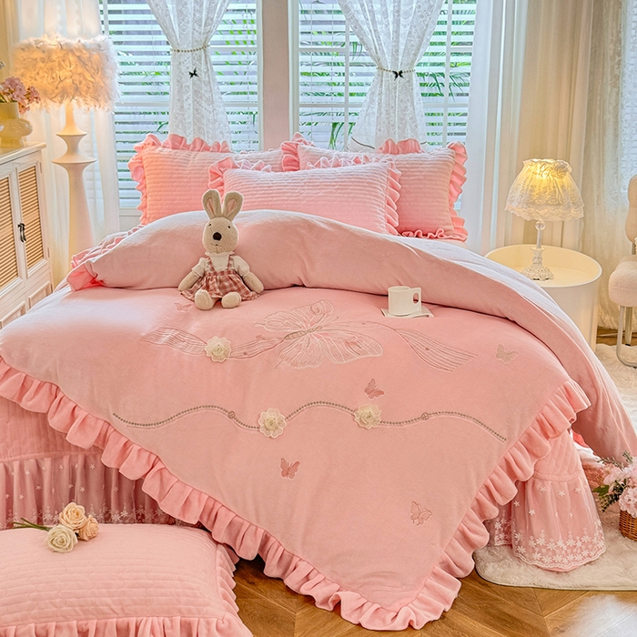 91家纺网 家纺一手货源 找家纺 唐人居 2025新款高克重牛奶绒花边夹棉四件套-蝴蝶纷飞 蝴蝶纷飞-粉色