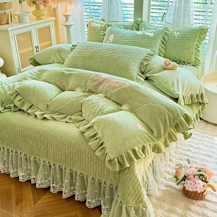 91家纺网 家纺一手货源 找家纺 唐人居 2025新款高克重牛奶绒花边夹棉四件套-蝴蝶纷飞 蝴蝶纷飞-草绿