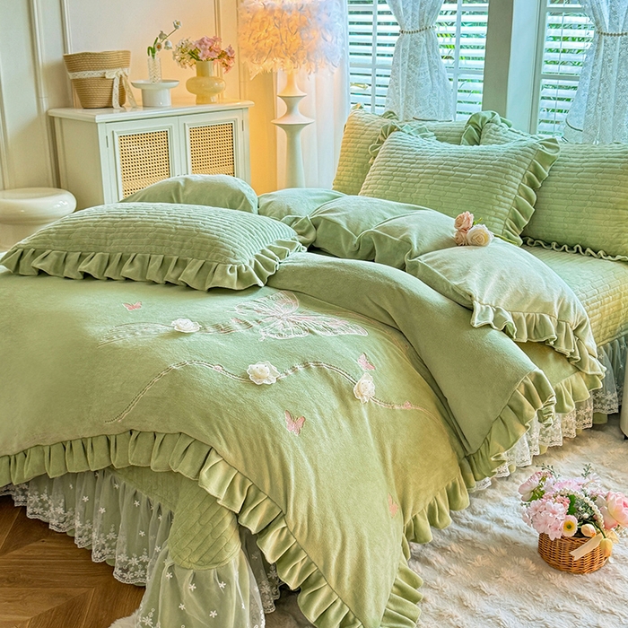 91家纺网 家纺一手货源 找家纺 唐人居 2025新款高克重牛奶绒花边夹棉四件套-蝴蝶纷飞 蝴蝶纷飞-草绿