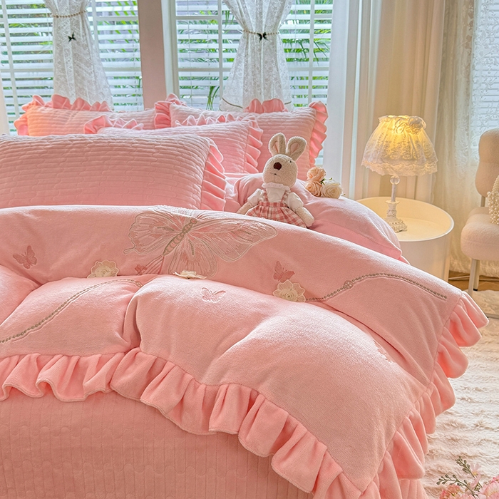 91家纺网 家纺一手货源 找家纺 唐人居 2025新款高克重牛奶绒花边夹棉四件套-蝴蝶纷飞 蝴蝶纷飞-粉色