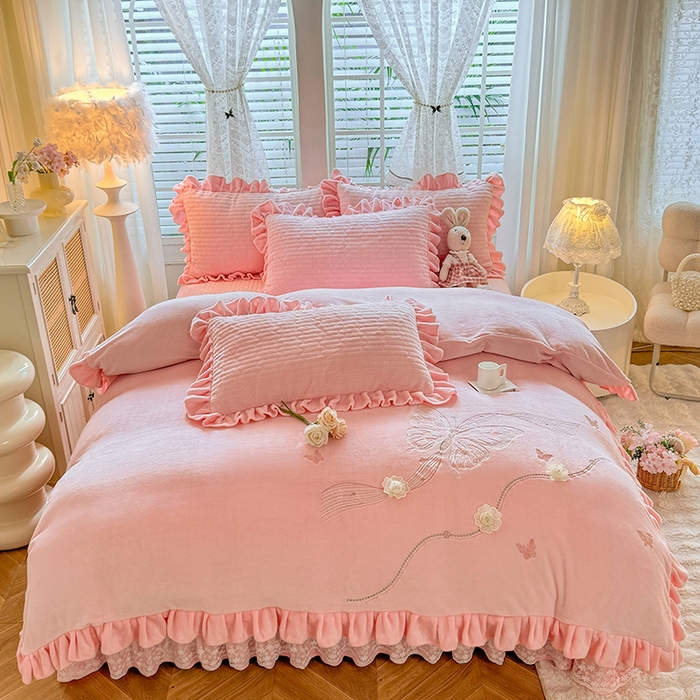 91家纺网 家纺一手货源 找家纺 唐人居 2025新款高克重牛奶绒花边夹棉四件套-蝴蝶纷飞 蝴蝶纷飞-粉色