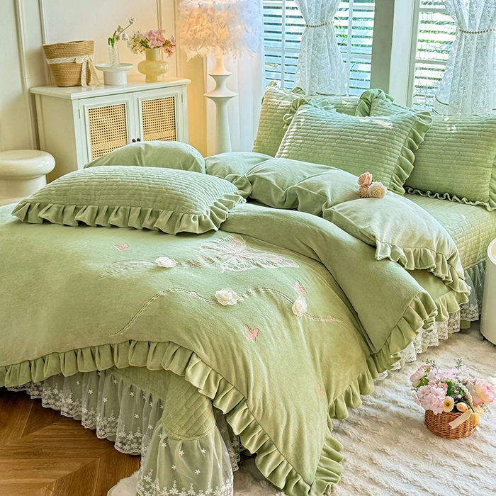 91家纺网 家纺一手货源 找家纺 唐人居 2025新款高克重牛奶绒花边夹棉四件套-蝴蝶纷飞 蝴蝶纷飞-草绿