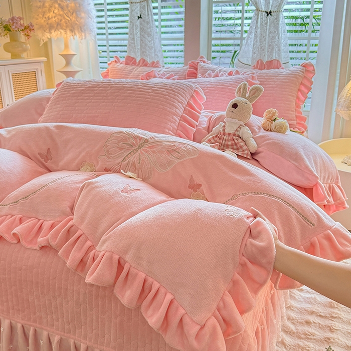 91家纺网 家纺一手货源 找家纺 唐人居 2025新款高克重牛奶绒花边夹棉四件套-蝴蝶纷飞 蝴蝶纷飞-粉色