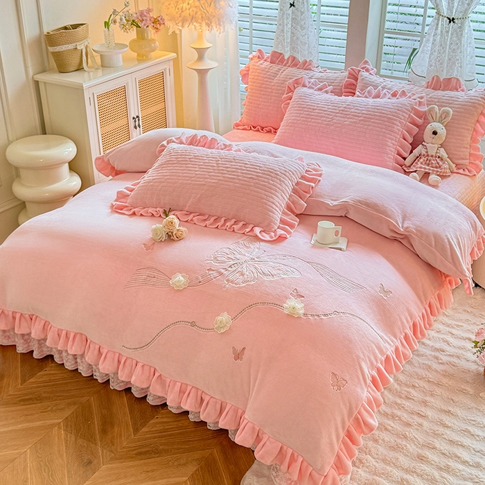 91家纺网 家纺一手货源 找家纺 唐人居 2025新款高克重牛奶绒花边夹棉四件套-蝴蝶纷飞 蝴蝶纷飞-粉色