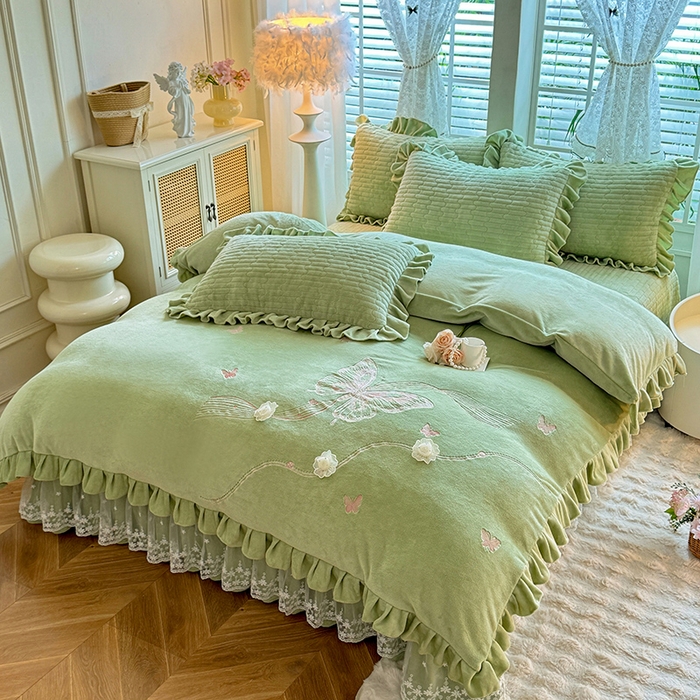 91家纺网 家纺一手货源 找家纺 唐人居 2025新款高克重牛奶绒花边夹棉四件套-蝴蝶纷飞 蝴蝶纷飞-草绿