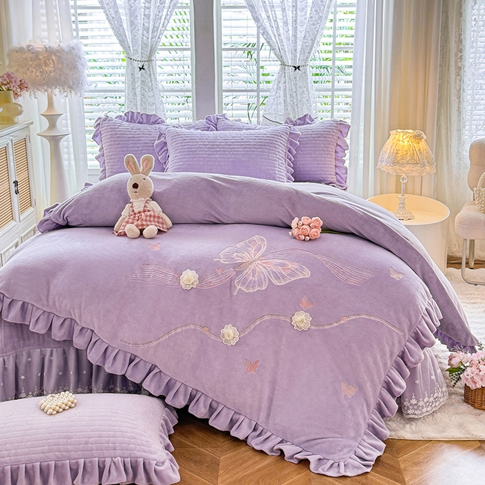 91家纺网 家纺一手货源 找家纺 唐人居 2025新款高克重牛奶绒花边夹棉四件套-蝴蝶纷飞 蝴蝶纷飞-浅紫