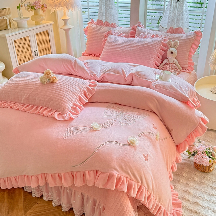 91家纺网 家纺一手货源 找家纺 唐人居 2025新款高克重牛奶绒花边夹棉四件套-蝴蝶纷飞 蝴蝶纷飞-粉色